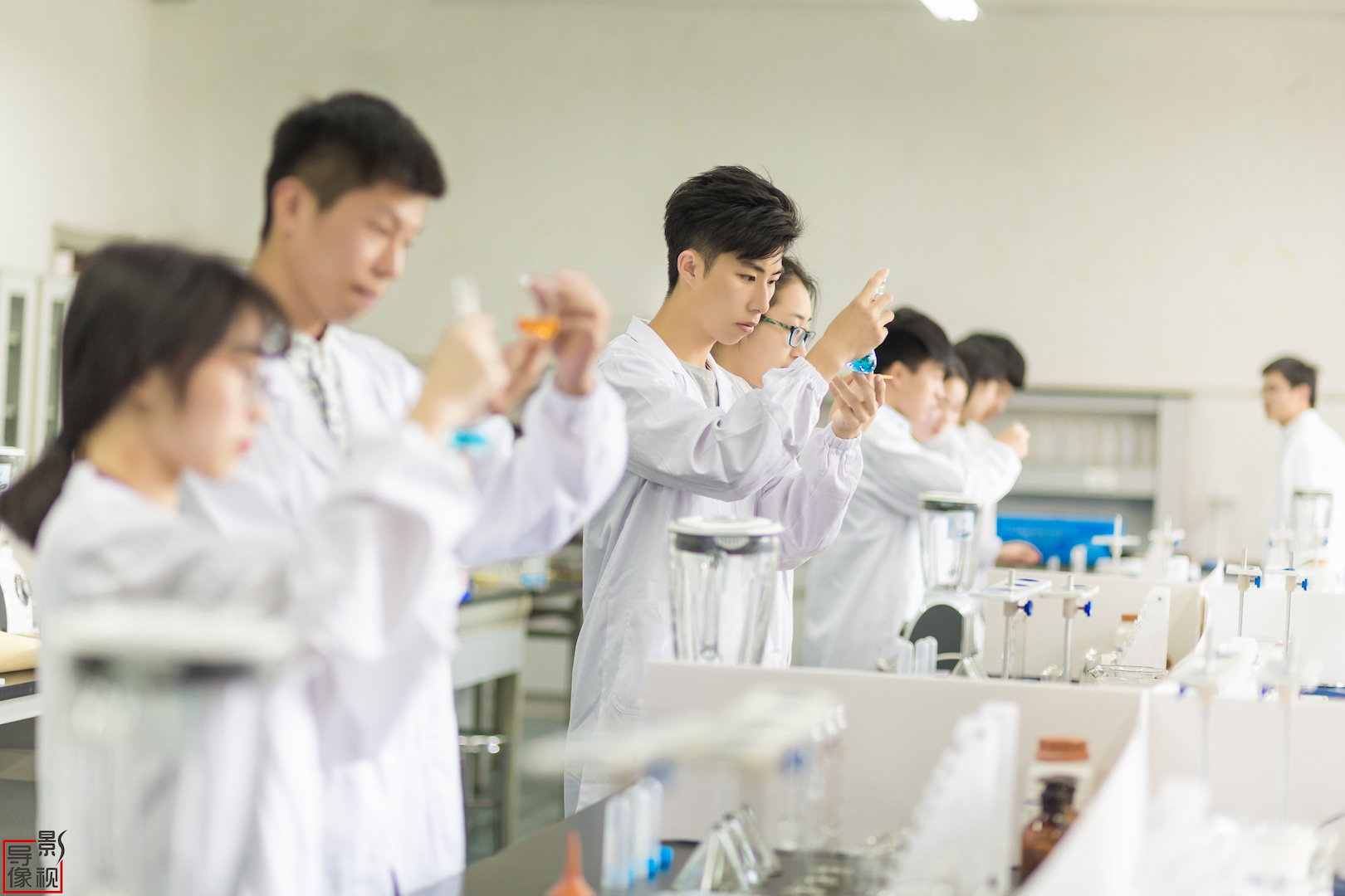 农产品加工与质量检测专业学生进行检测实验-1.jpg