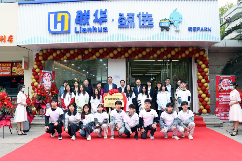 实习生在门店实境中操练.png